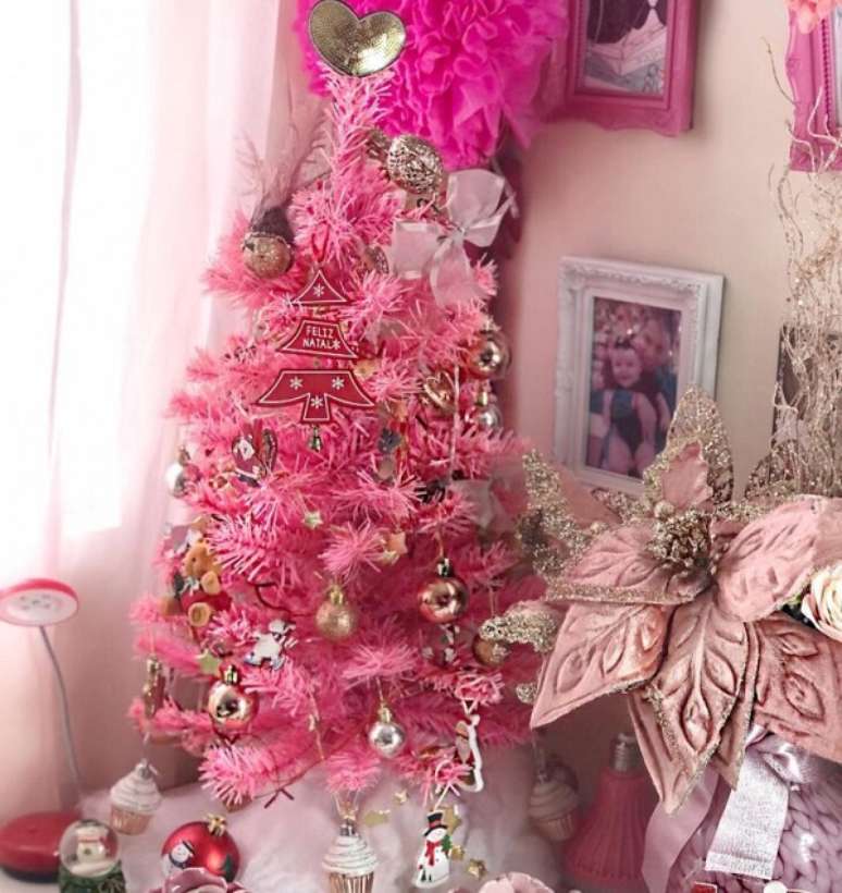 40. Decoração com árvore de natal rosa e dourado – Foto Mariana Coutinho