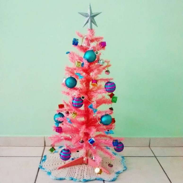 11. &Aacute;rvore de natal rosa com bolas azuis &ndash; Foto Silvia Machado