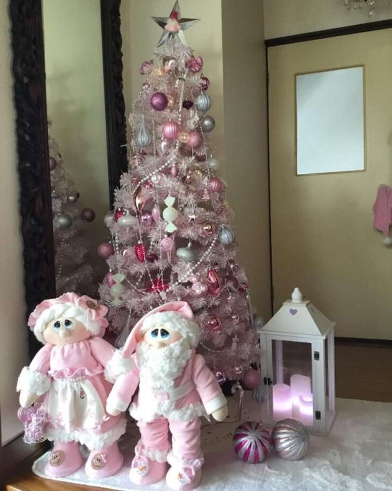 47. Decoração natalina com árvore de natal rosa e prata – Foto Lilian Matsubara