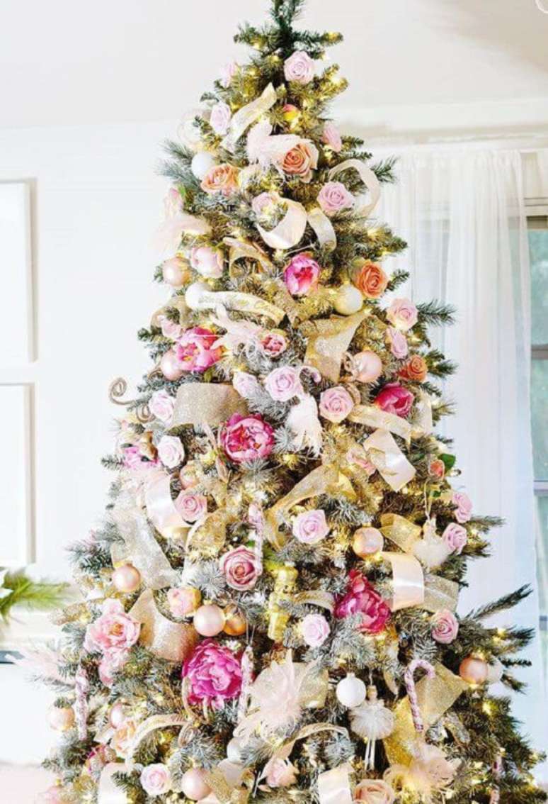 45. Decora&ccedil;&atilde;o de natal rom&acirc;ntica com flores para &aacute;rvore de natal rosa e douradas &ndash; Foto DigsDigs