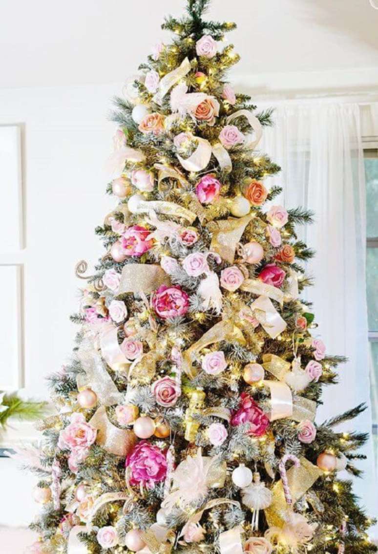 45. Decoração de natal romântica com flores para árvore de natal rosa e douradas – Foto DigsDigs