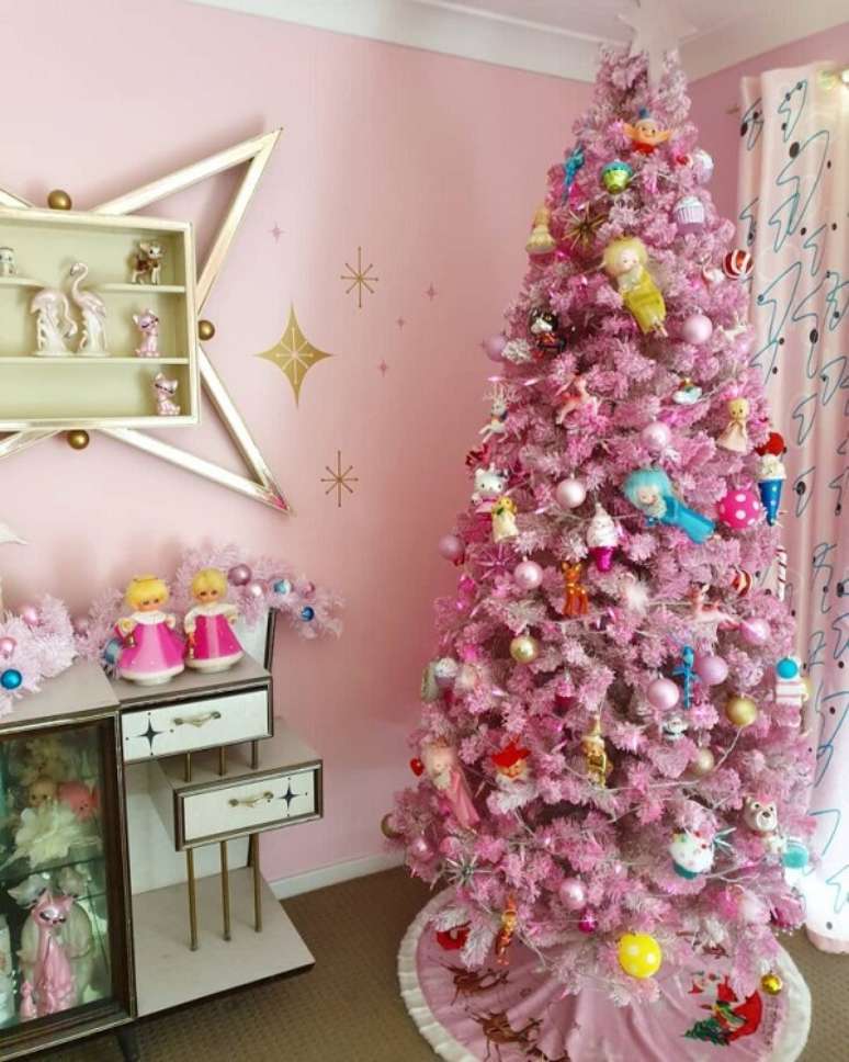 56. Sala com árvore de natal rosa decorada com doces – Foto Unique Boutique of Cuteness
