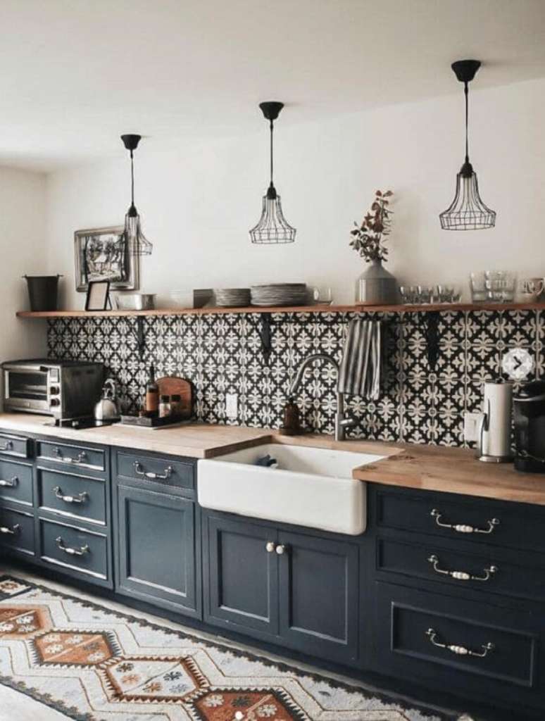 36. Cozinha azul marinho no estilo retro com armário de cozinha com pia e cuba de encaixe – Foto Coco Cozy