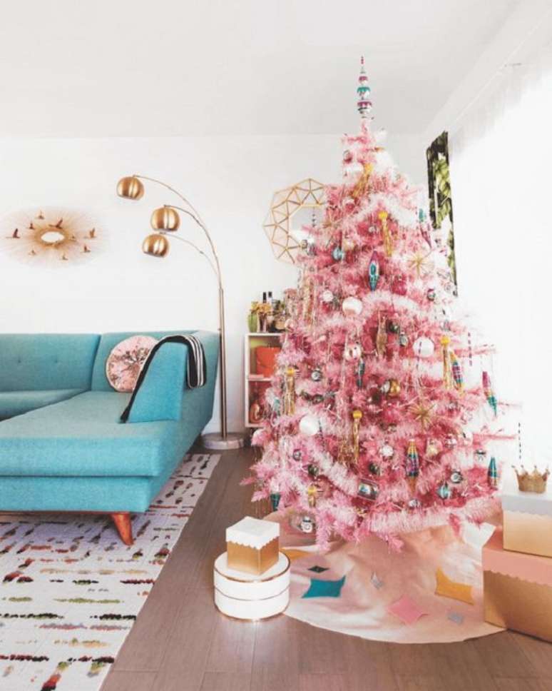 7. Sala retrô com decoração de arvore de natal rosa – Foto Atomic Ranch