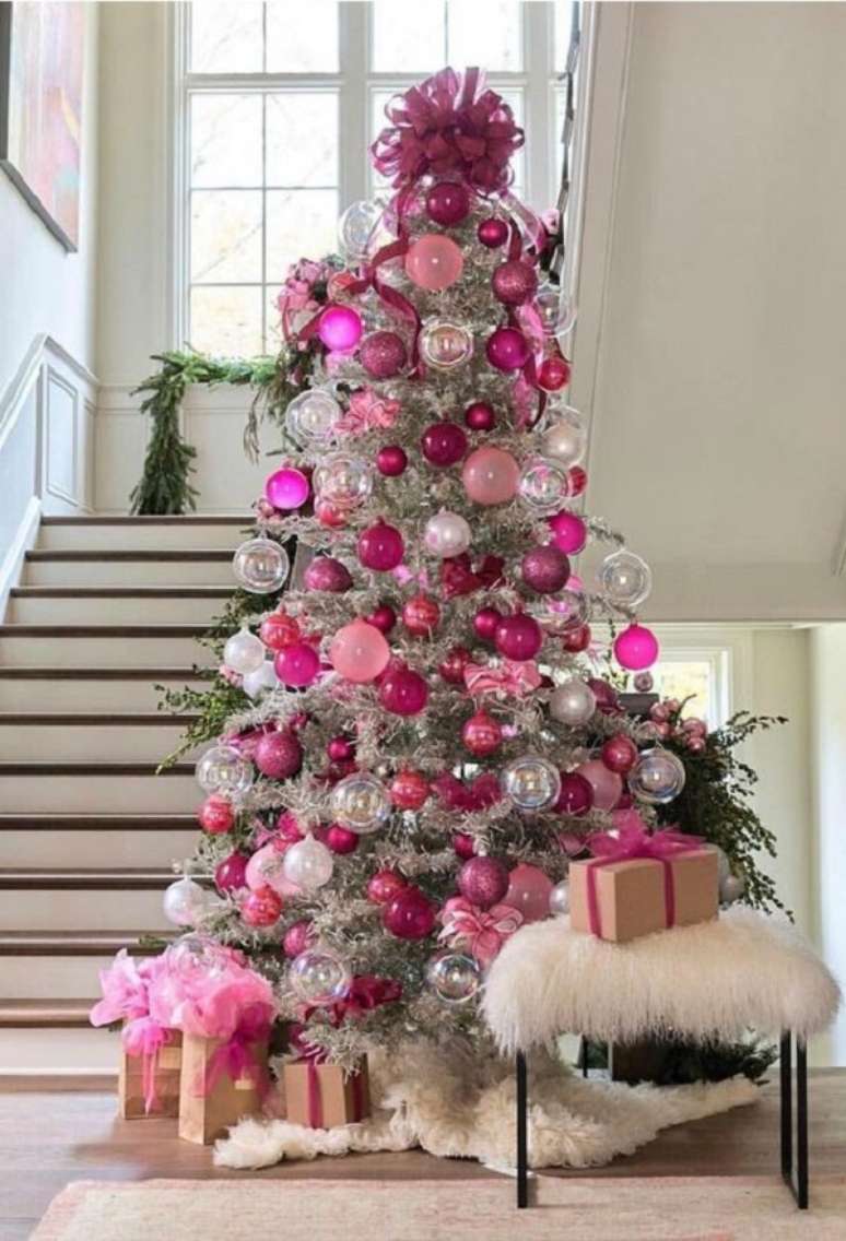 42. Decora&ccedil;&atilde;o criativa com &aacute;rvore de natal com enfeites rosa e branca &ndash; Foto Digs Digs