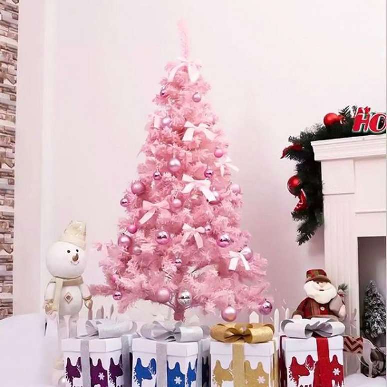 44. Decoração da lareira com árvore de natal rosa – Foto Thalita Montenegro