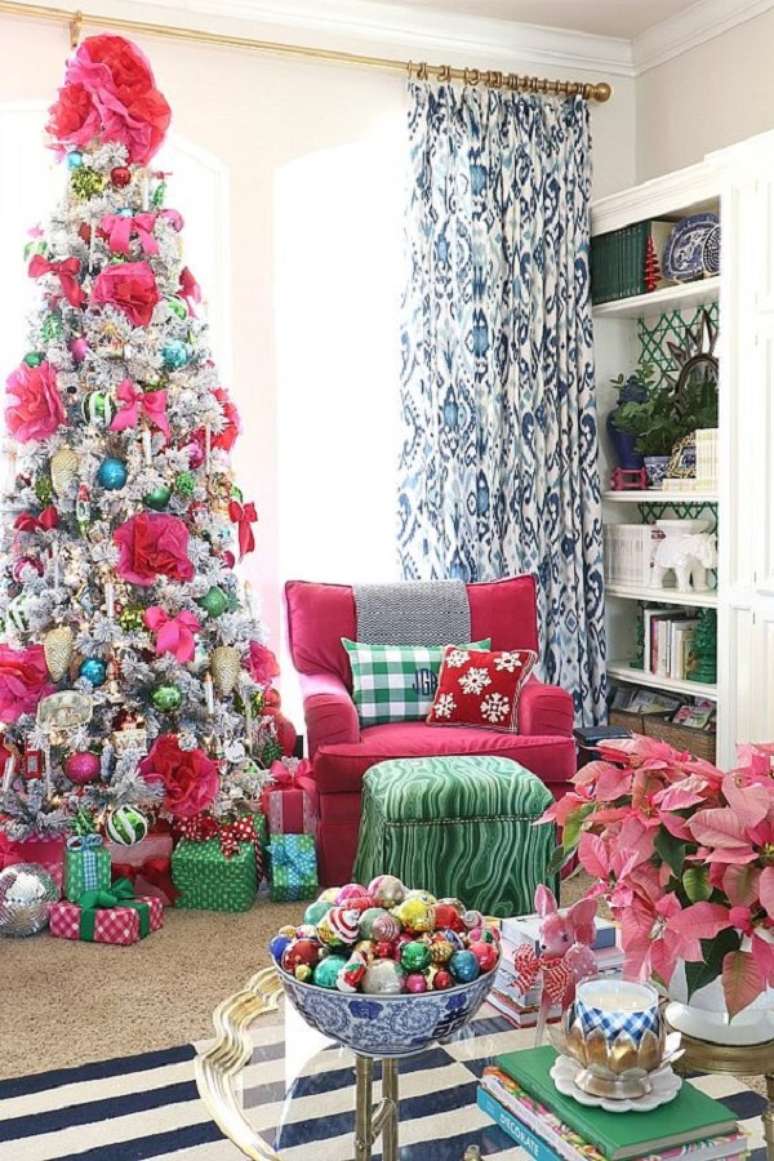 58. Sala cor de rosa com &aacute;rvore de natal rosa e verde &ndash; Foto Dimples And Tangles