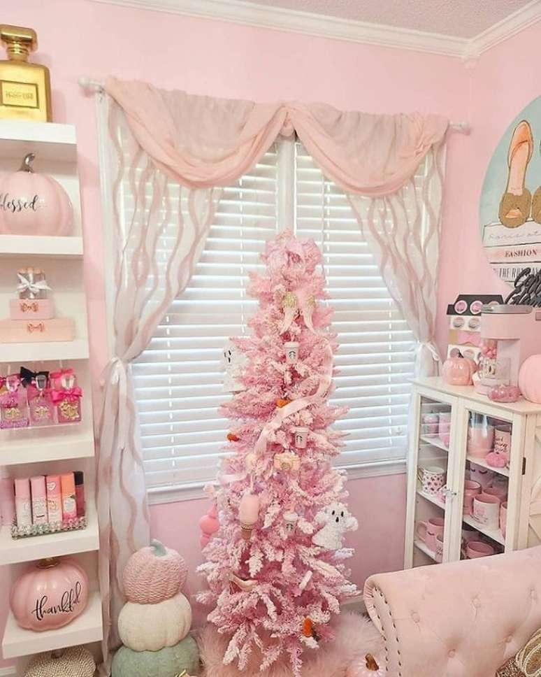 67. Sala rosa com árvore de natal rosa claro e branco – Foto Lindsay Love