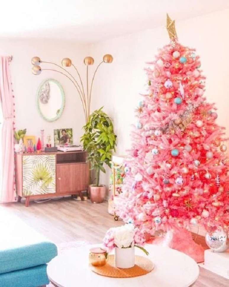 31. Árvore de natal rosa na sala de estar – Foto Lushome