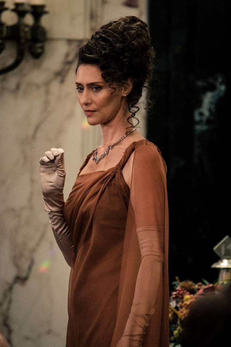 A atriz Maria Fernanda Cândido como Vicência Santos em cena de 'Animais Fantásticos: Os Segredos de Dumbledore'.