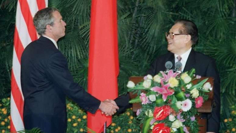 O presidente Bush viajou à China em 2002, 30 anos depois que Richard Nixon fez história ao visitar o país