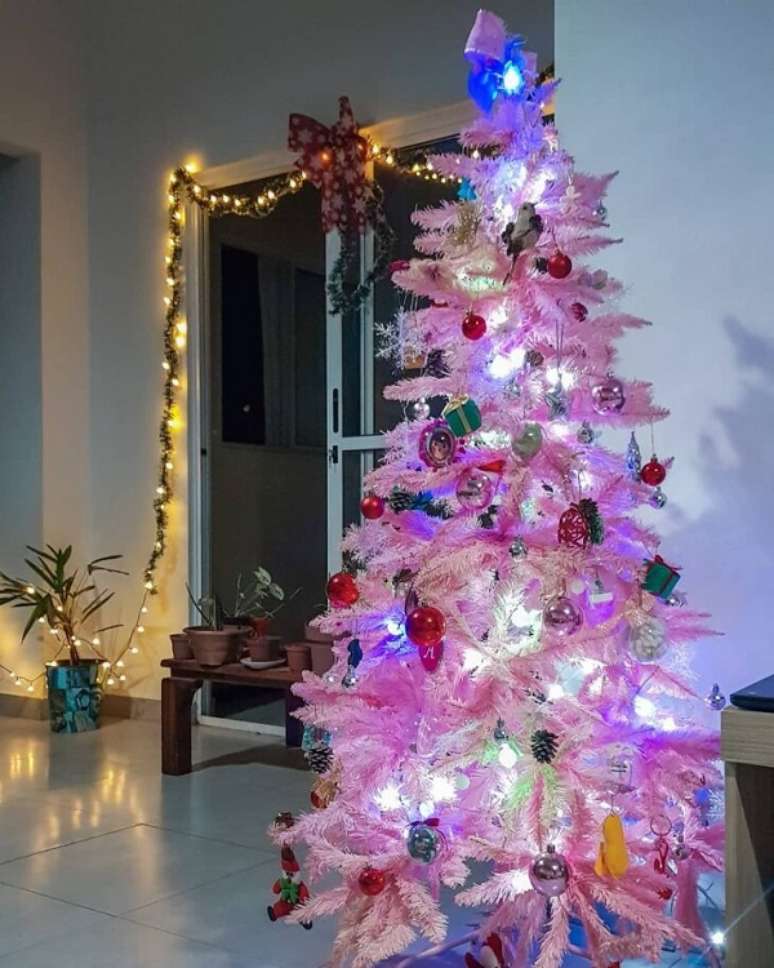 15. Árvore de natal rosa com iluminação por dentro do pinheiro – Foto Natalia Limiro