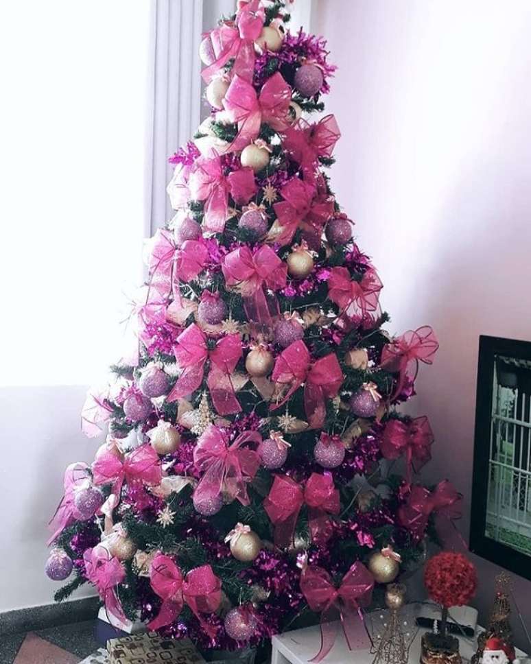 8. &Aacute;rvore de natal decorada com la&ccedil;os cor de rosa &ndash; Foto Adriana Alencar