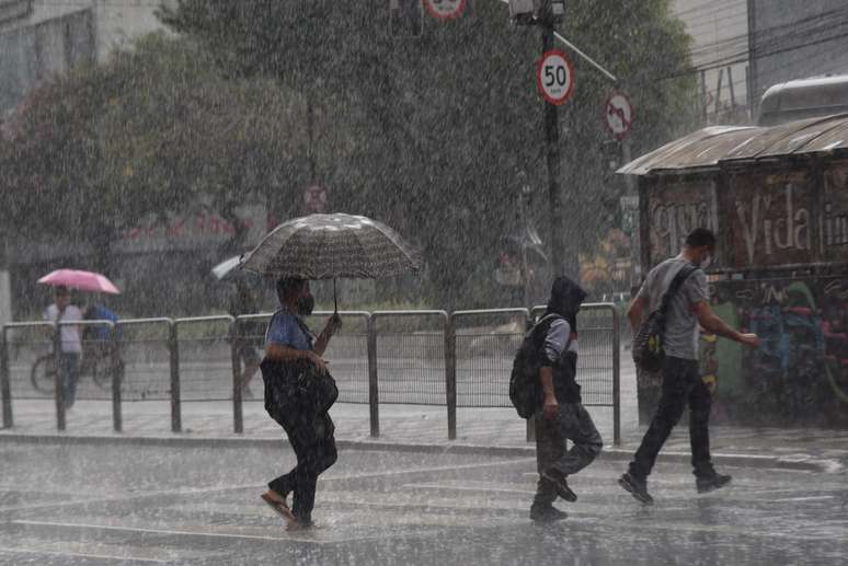 De acordo com o CGE, temporal desta segunda-feira também fez com que o córrego Mooca transbordasse na altura de Vila Prudente, em SP. 