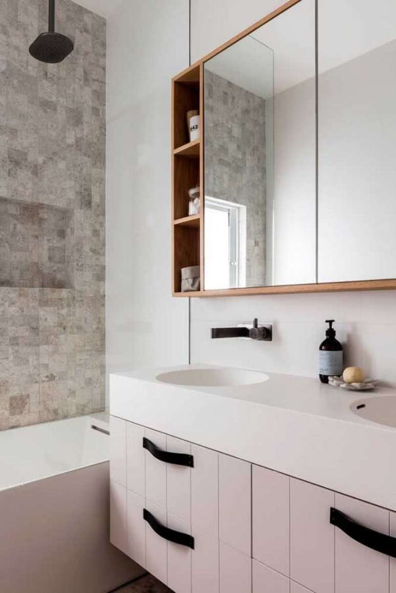 26. Banheiro moderno com cuba de porcelanato e gabinete rosa claro – Foto Archello