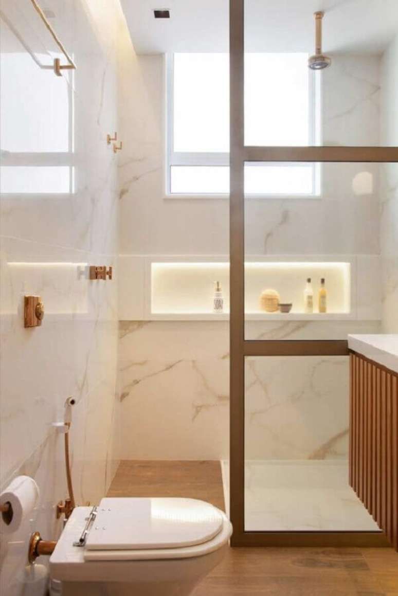 17. Cores neutras para banheiro com nicho na parede no box decorado com mármore e madeira Foto Studio Drummond