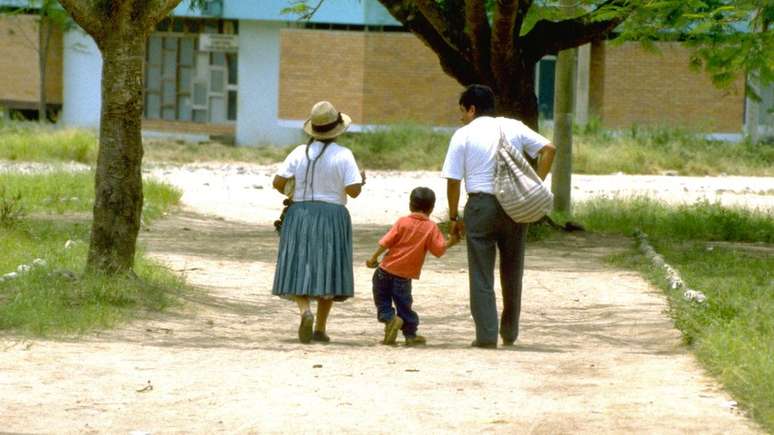 O peruano Luis Fermín Tenorio Cortez (ao centro) foi a última criança vítima do poliovírus selvagem em todo o continente americano