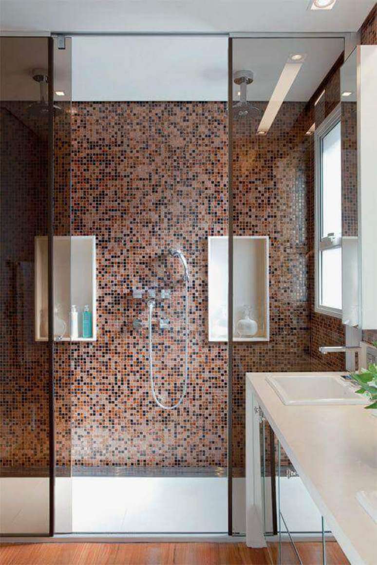 12. Banheiro com nichos embutidos decorado com pastilhas no box &ndash; Foto: Casa Abril
