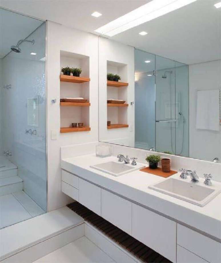4. Decoração de banheiro com nicho embutido e prateleiras de madeira – Foto: Casa Abril