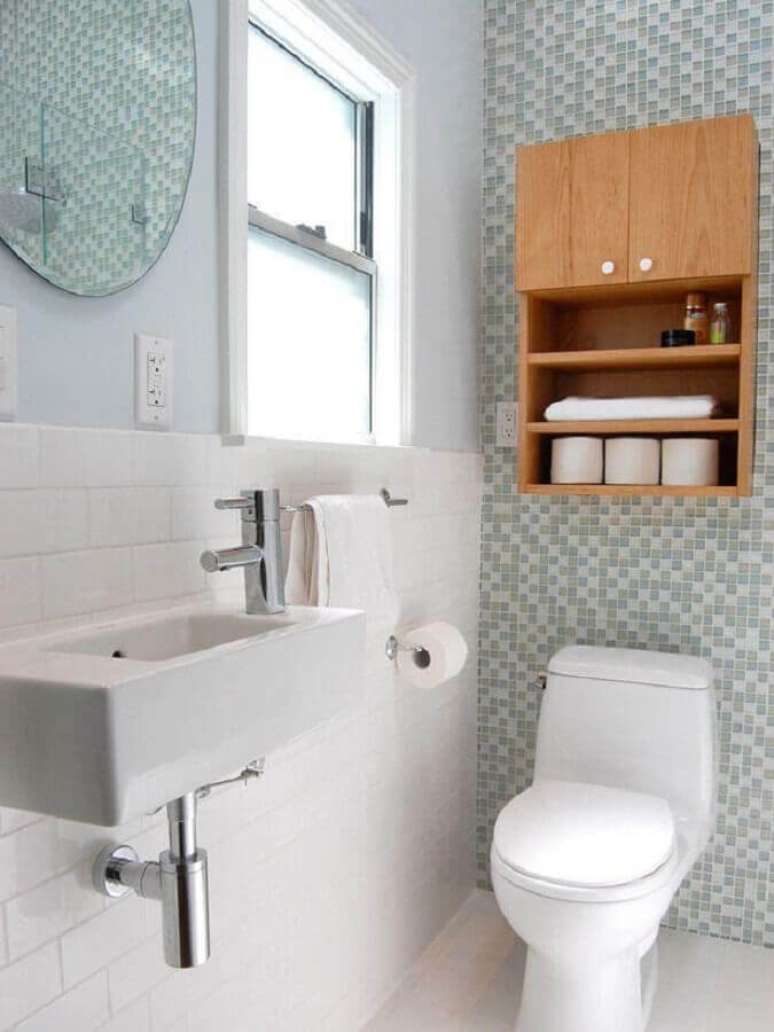 44. Decoração simples de banheiro com nicho de madeira e pastilhas em cores claras – Foto: Decor Fácil