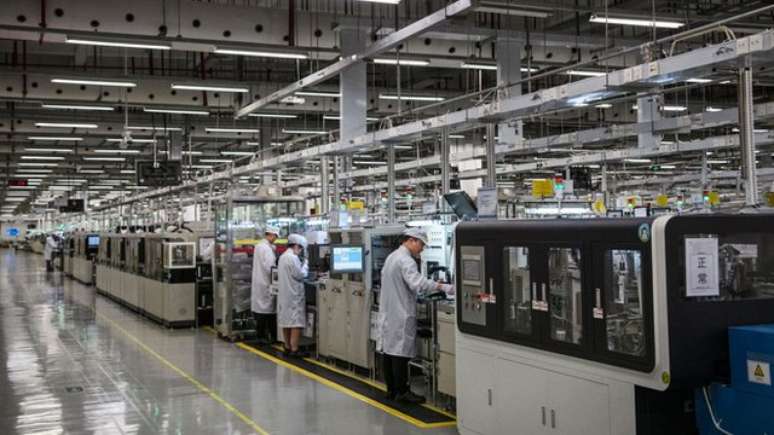 Linha de produção em fábrica da Huawei, em Dongguan, na China