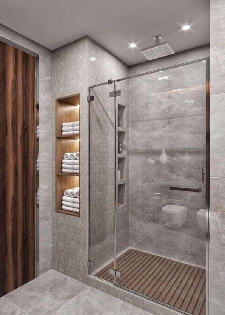 37. Decoração moderna com revestimento cinza para banheiro com com nichos embutidos de madeira – Foto: Futurist Architecture