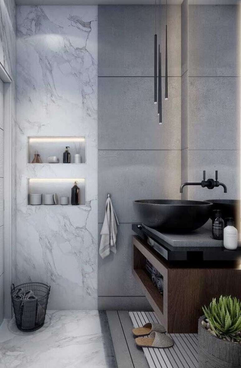 42. Decoração moderna para banheiro pequeno com nicho no box de mármore – Foto: ArteMarmores
