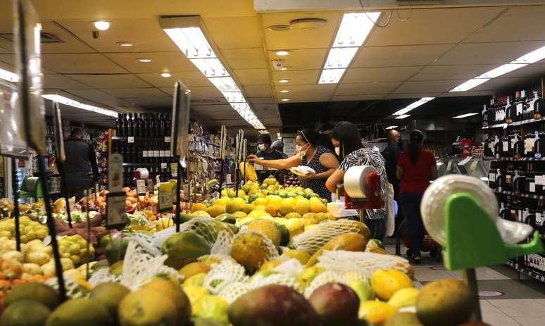 Especialistas do Procon-SP recomendam planejar o cardápio e montar listas dos alimentos e bebidas antes da ida ao supermercado para evitar compras por impulso