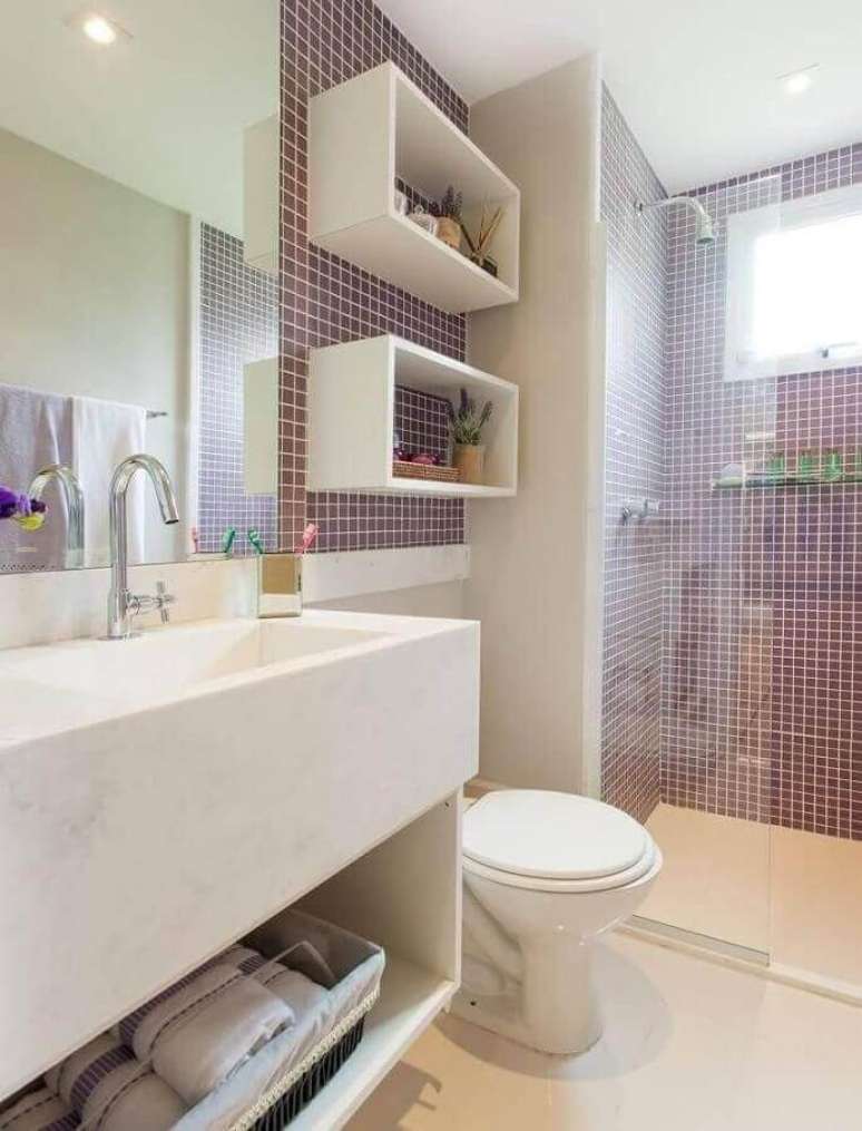 25. Decoração com pastilha roxa para banheiro com nicho branco – Foto: Homify
