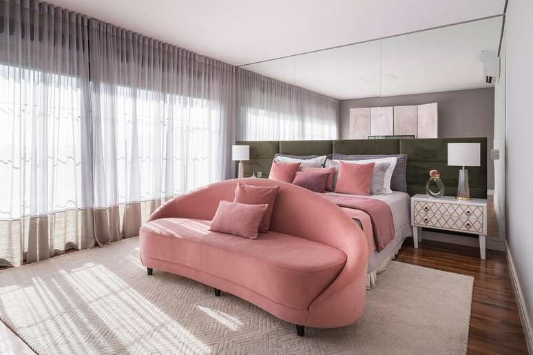 9. O dormitório do casal recebeu peças do antigo apartamento, como o sofá rosa em frente a cama. Fonte: Kadu Lopes