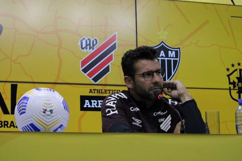 Alberto Valentim, durante entrevista coletiva do Athletico na final da Copa do Brasil (Foto: Luiza Sá)