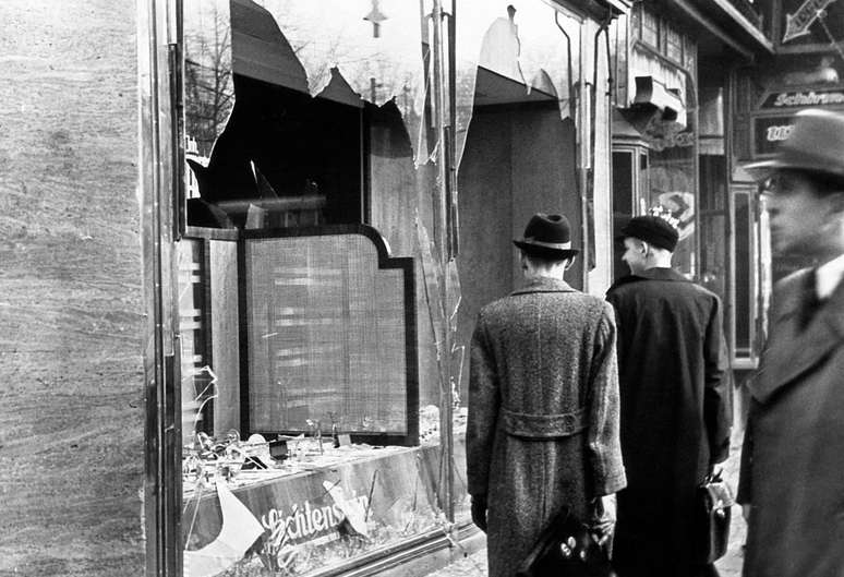 Neg&oacute;cios e propriedades de judeus foram alvos de nazistas na Alemanha e na &Aacute;ustria durante uma noite de vandalismo em 1938, conhecida como "Kristallnacht"