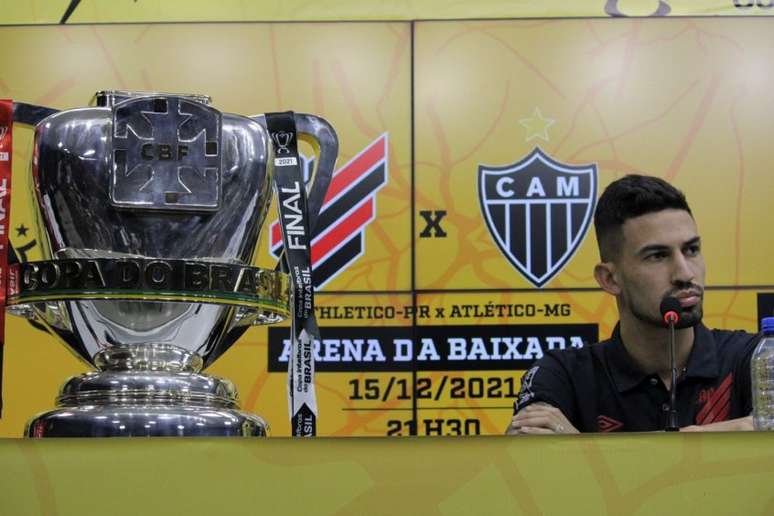 Pedro Henrique, zagueiro do Athletico, durante entrevista coletiva da Copa do Brasil (Foto: Luiza Sá)