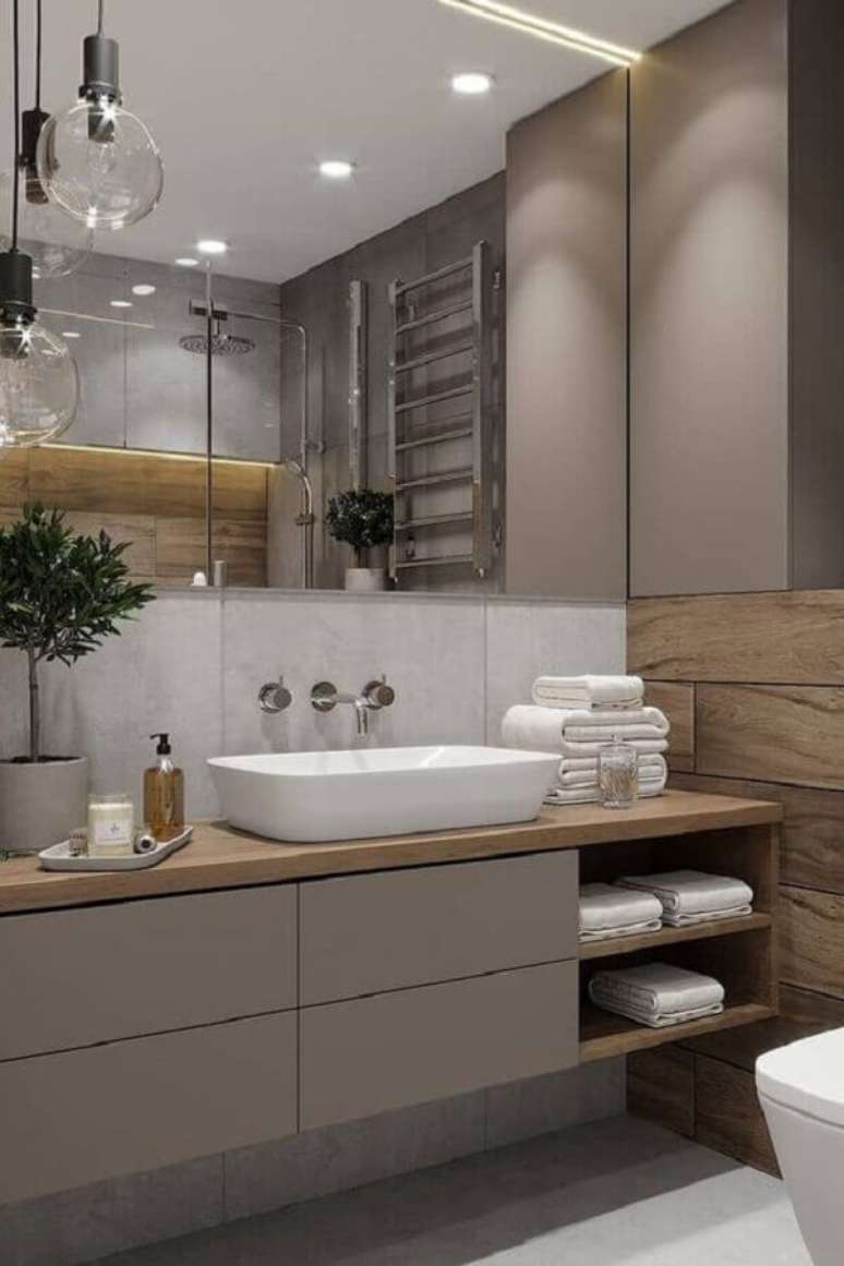 62. Tons de cinza e bancada de madeira para decora&ccedil;&atilde;o de banheiro com nicho &ndash; Foto: Houzz