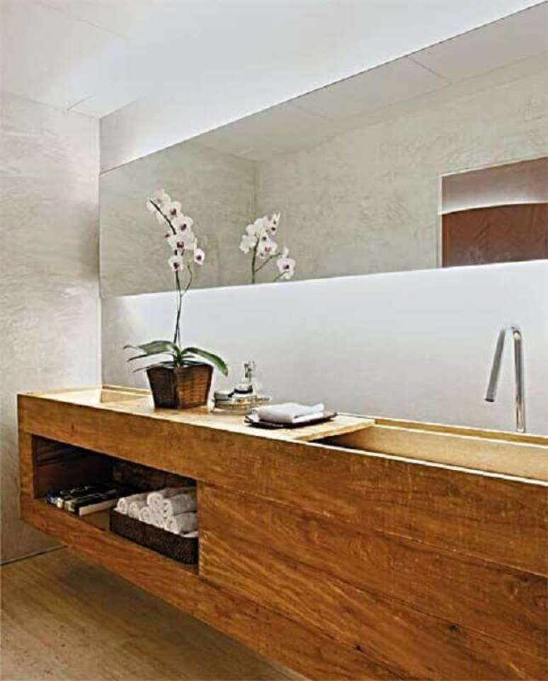 48. Gabinete planejado de madeira para banheiro decorado com nicho – Foto: Lorena Cavalcanti Arquitetura