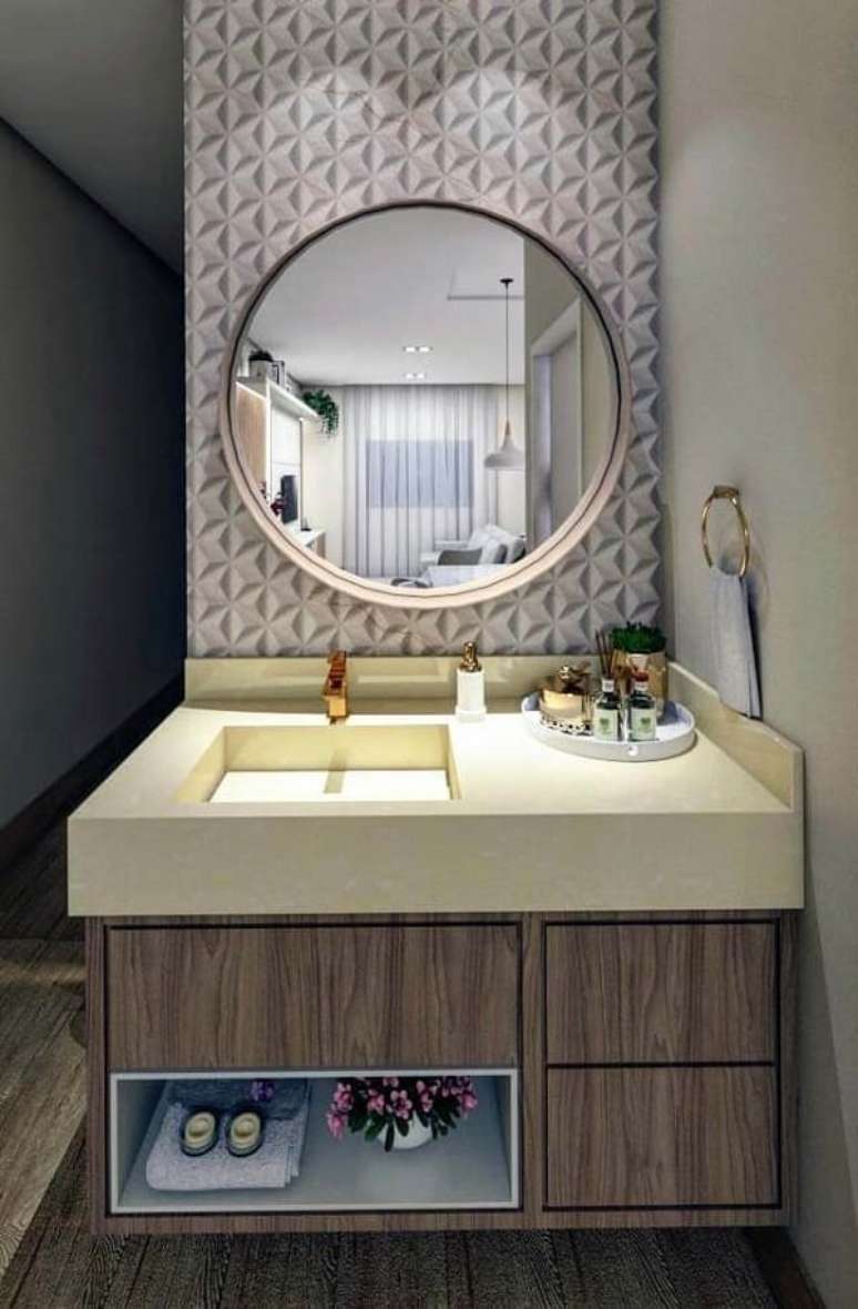 23. Banheiro pequeno com cuba de porcelanato e torneira dourada – Foto Home Fashion Trend