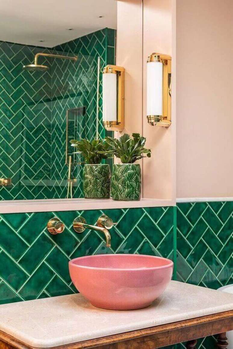 27. Banheiro verde moderno com cuba de porcelanato cor de rosa e torneira dourada – Foto Futurist Architecture