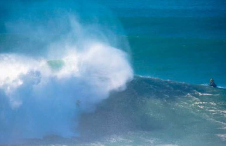 Pedro Scooby deu show em Nazaré (Foto: Nelson Antoine)