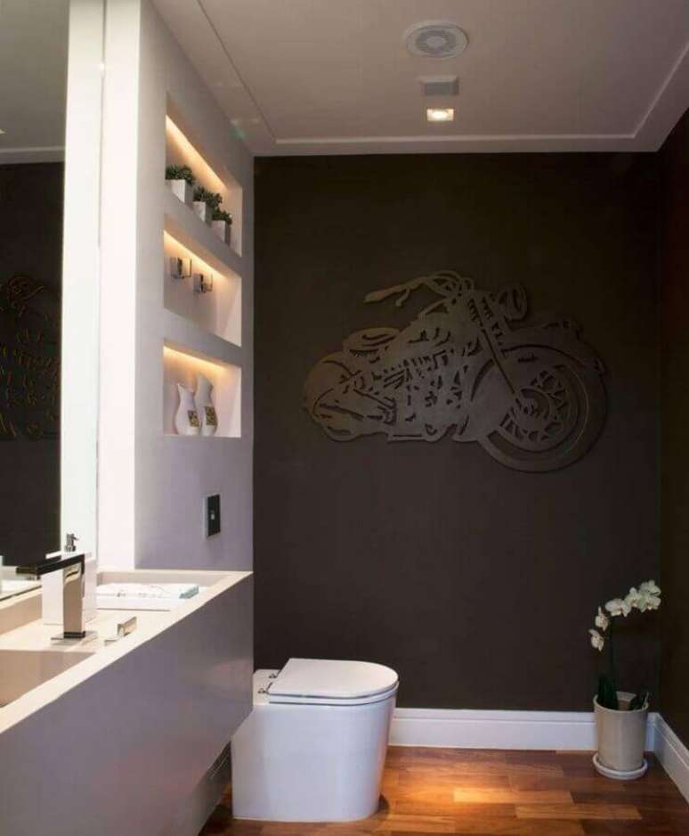 51. Parede preta para decoração de banheiro com nicho embutido – Foto: Houzz
