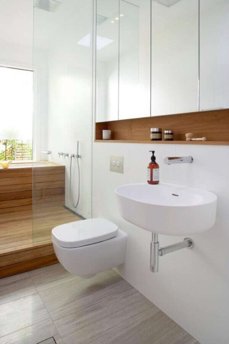 6. Banheiro branco decorado com nicho de madeira embutido – Foto: Homify