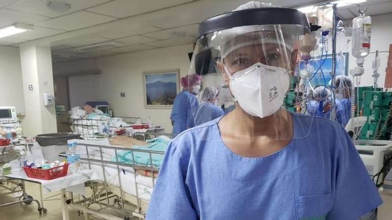 Nesta foto, tirada em março, a UTI do Hospital Tacchini, com capacidade para 30 leitos, estava lotada. Havia mais de 70 pacientes em estado crítico acomodados em UTIs improvisadas.