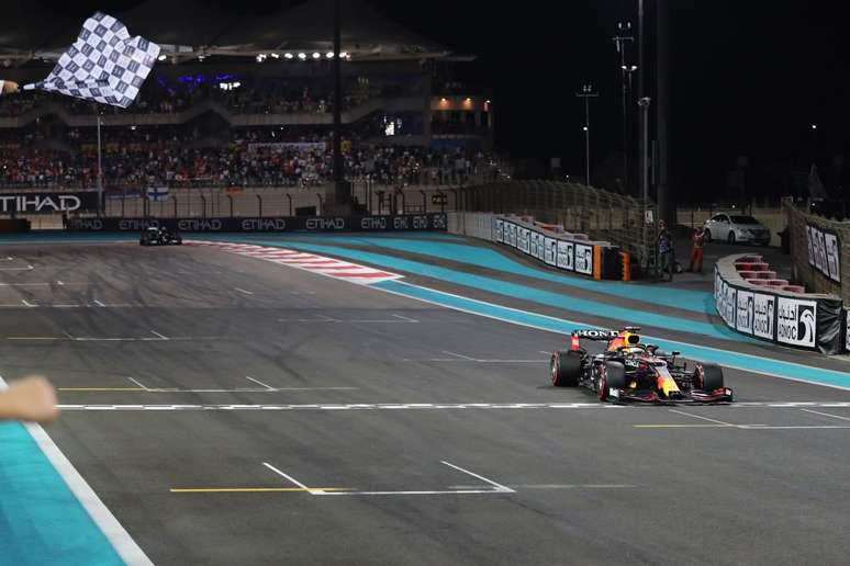 Max Verstappen cruza a linha de chegada do GP de Abu Dhabi para conquistar o t&iacute;tulo da F&oacute;rmula 1 