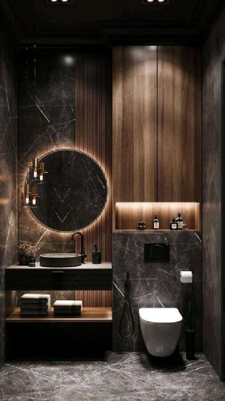 46. Espelho com luz para decoração moderna de banheiro pequeno com nicho de madeira – Foto: Behance