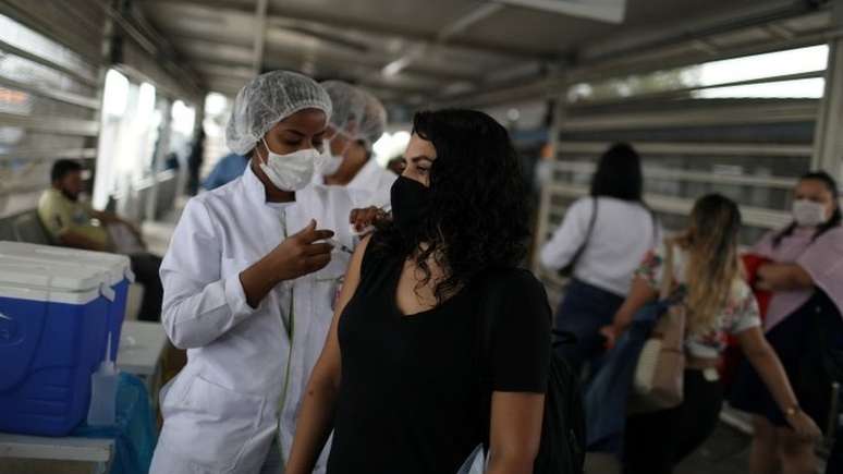 Com avanço da vacinação no Brasil, Camargo diz que o perfil de internados mudou. Agora, segundo ele, quase todos os casos graves que ele recebe são de não vacinados e idosos que tomaram a segunda dose há mais de cinco meses