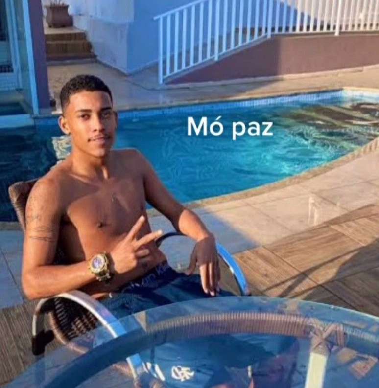 MC Poze viralizou com vídeo curtindo em piscina.