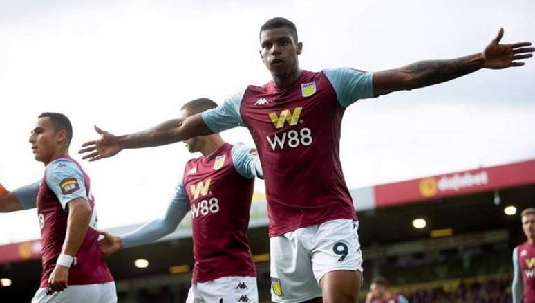 Aston Villa anuncia contratação de atacante brasileiro Wesley