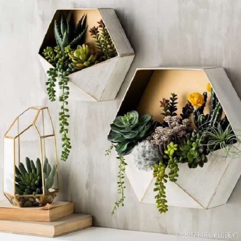 9. Decorar a casa com suculentas: crie um lindo jardim vertical na sala de estar. Fonte: Como Fazer em Casa