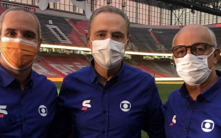 Caio Ribeiro (esquerda), Luís Roberto (centro) e Maestro Júnior (direita) fazem a transmissão do segundo jogo da final da Copa do Brasil 2021 diretamente do estádio (Reprodução / Instagram)