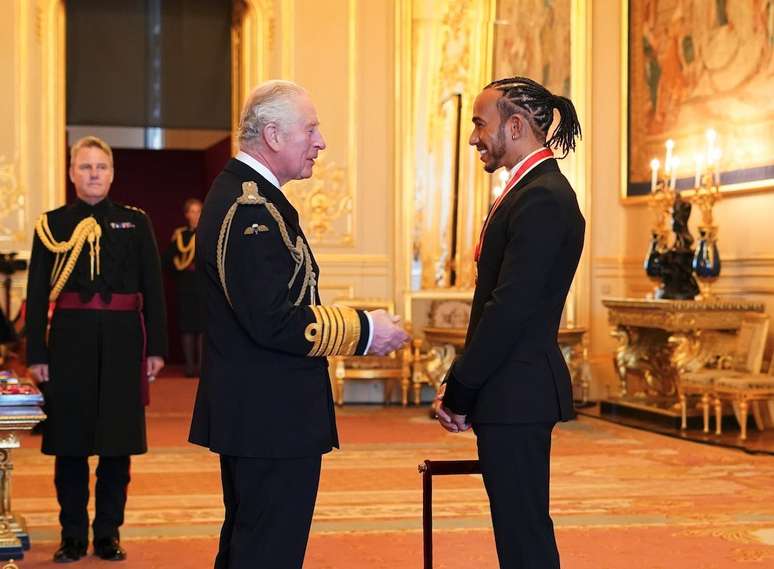 Lewis Hamilton recebeu honraria de Cavaleiro da Rainha pelas mãos do Príncipe Charles 