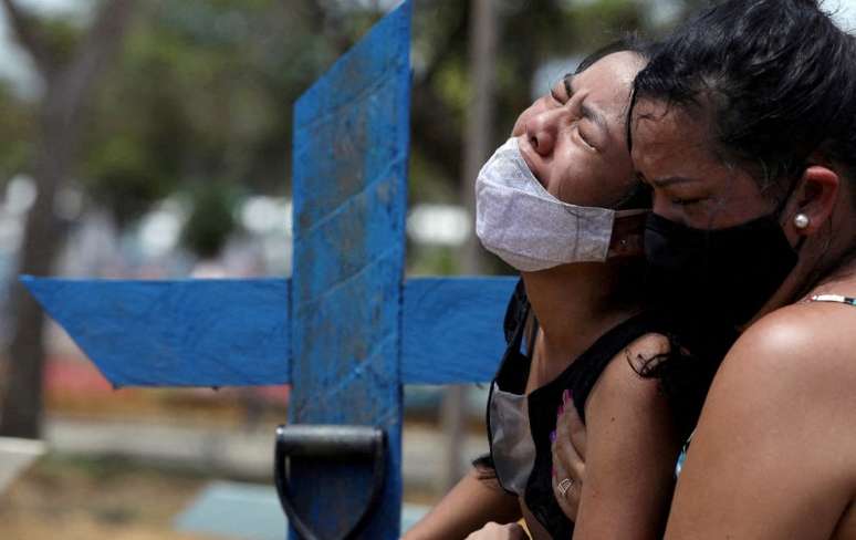 Kelvia Andrea Goncalves, 16, chora durante enterro da mãe que morreu de Covid-19 , em cemitério de Manaus
17/01/2021
REUTERS/Bruno Kelly